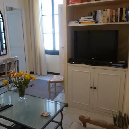 Sleeps 4 Air Con Wifi
